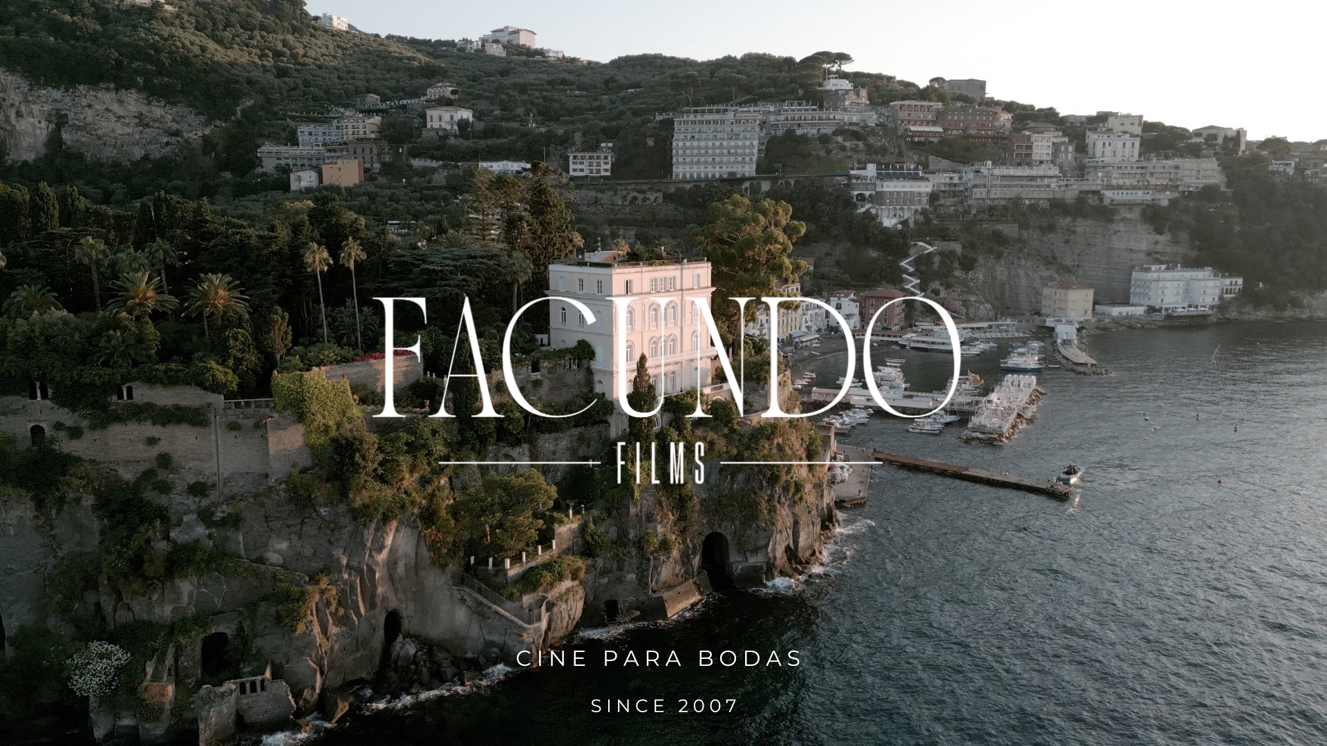 Identidad de Facundo Films sobre un paisaje costero